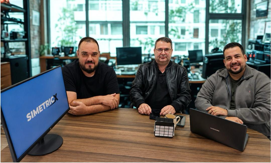 Equipe da Simetricx reunida no ambiente de trabalho